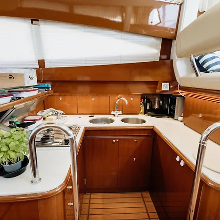 Anima Maris Yacht Botel *